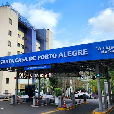 Acesso à Santa Casa de Misericórdia de Porto Alegre pela Avenida Independência<!-- NICAID(16159657) -->