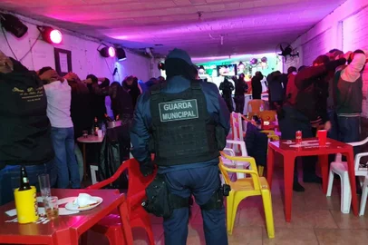 A Operação Dispersão, realizada na noite de sábado e madrugada de domingo (29 e 30.05), resultou na prisão de duas pessoas por infração de medida sanitária preventiva e pela presença, nos estabelecimentos, de menores, os quais foram apreendidos. Ainda houve aplicação de cinco autos de infrações e quatro multas.<!-- NICAID(14796267) -->