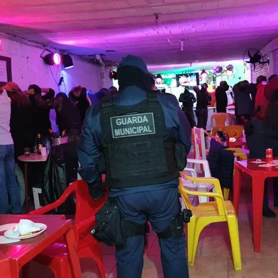 A Operação Dispersão, realizada na noite de sábado e madrugada de domingo (29 e 30.05), resultou na prisão de duas pessoas por infração de medida sanitária preventiva e pela presença, nos estabelecimentos, de menores, os quais foram apreendidos. Ainda houve aplicação de cinco autos de infrações e quatro multas.<!-- NICAID(14796267) -->