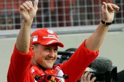 Former Ferrari driver Michael Schumacher waves to fans at the Mugello racetrack during the Ferrari Day event, 28 October 2007. The Ferrari team celebrates the victory in both the Constructors' and Drivers' 2007 championships in the company of Ferrari F1 drivers Kimi Raikkonen and Felipe Massa. AFP PHOTO / ANDREAS SOLARO (Photo by ANDREAS SOLARO / AFP)Editoria: SPOLocal: mugelloIndexador: ANDREAS SOLAROSecao: motor racingFonte: AFP<!-- NICAID(14277514) -->