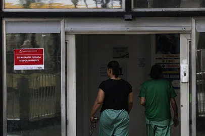 PORTO ALEGRE, RS, BRASIL, 22-04-2026: A unidade de terapia intensiva (UTI) neonatal do Hospital Femina esta fechada temporariamente devido a identificacao de uma bacteria pan-resistente. Ao todo, 34 pacientes estavam hospitalizados na UTI neonatal. Quatro deles testaram positivo para a bacteria. Um dos bebes infectados morreu. Foto: Mateus Bruxel/Agencia RBSIndexador: MATEUS BRUXEL<!-- NICAID(16270943) -->