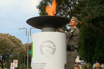 Com Fogo Simbólico, Semana da Pátria tem início em Passo Fundo<!-- NICAID(15528655) -->