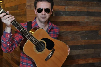O músico caxiense Mauro Camargo, atualmente morando em Garopaba, se apresenta nesta quarta-feira (23), no São Patrício Bar.<!-- NICAID(15515946) -->