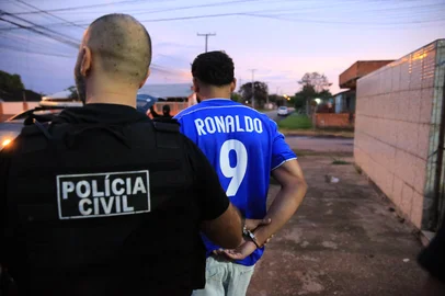 GUAÍBA, RS, BRASIL, 07-04-2026: Operação Matilha. Polícia Civil desarticula quadrilha especializada em assalto a residências no RS. Foram apreedidos um macaco prego e pássaros, durante a operação. Foto: Ronaldo Bernardi/Agência RBS<!-- NICAID(16260238) -->