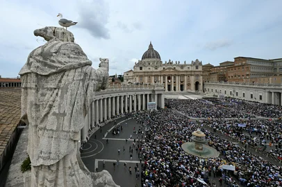 A general view shows faithful gathering in St Peter's square on the day Pope Leo XIV leads the Regina Caeli prayer,  in the Vatican, on May 11, 2025. (Photo by Stefano Rellandini / AFP)<!-- NICAID(16034707) -->