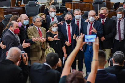 15/03/2022 - Stella Farias (PT) assume vaga na Assembleia Legislativa que era de Luís Augusto Lara, parlamentar que manteve seu mandato impugnado pelo TSE.<!-- NICAID(15041931) -->