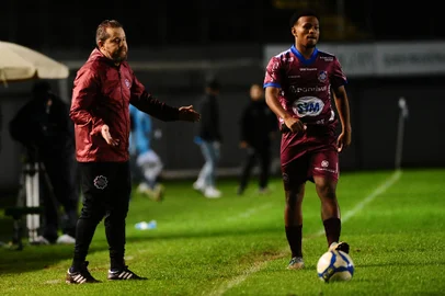CAXIAS DO SUL, RS, 16/06/2024. Caxias x Ferroviária, jogo válido pela nona rodada da primeira fase da série C do Campeonato Brasileiro e realizado no estádio Centenário. (Porthus Junior/Agência RBS)<!-- NICAID(15790560) -->