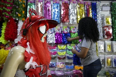 Porto Alegre, RS, Brasil, 15-02-2023: Fantasias e acessórios de Carnaval em loja na região central de Porto Alegre. Reportagem sobre tendências entre foliões para pular o Carnaval 2023. Foto: Mateus Bruxel / Agência RBSIndexador: Andre Avila<!-- NICAID(15350238) -->