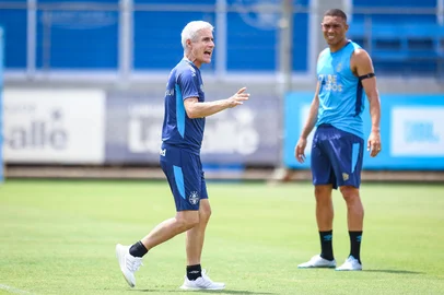 Lucas Uebel / Grêmio,divulgação RS - FUTEBOL/ PRE-TEMPORADA GREMIO 2026 - ESPORTES - Luís Castro e jogadores do Gremio realizam treino técnico durante a manha desta sexta-feira, no CT Presidente Luiz Carvalho, durante a Pre-Temporada 2026. FOTO: LUCAS UEBEL/GREMIO FBPA<!-- NICAID(16201435) -->