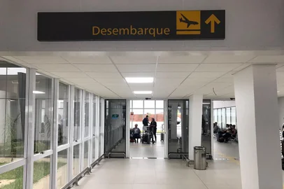 Passageiros do aeroporto de Passo Fundo reclamam de falta de vagas no estacionamento - Foto: Maicon Parizotto/Agência RBS<!-- NICAID(15352506) -->