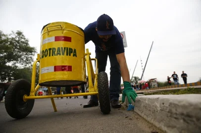 Porto Alegre, RS, Brasil, 10/07/2022 - Cotravipa celebra 38 anos com mutirão de limpeza na orla do Guaíba - Foto: Jonathan Heckler/Agência RBS<!-- NICAID(15145095) -->