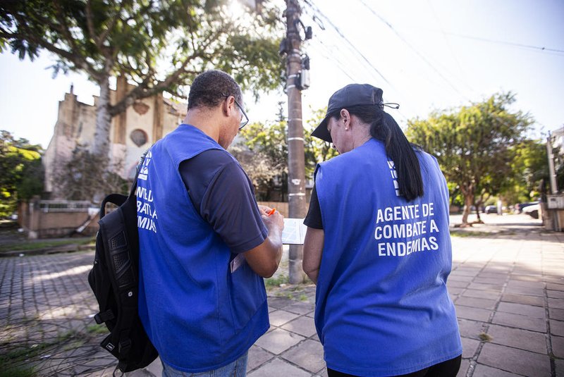 Acompanhamosr um dia de visitas dos agentes de endemias às residências de Porto Alegre na procura de larvas do mosquito do dengue. Matheus Pé/EspecialIndexador: Marina Ceresa<!-- NICAID(15718335) -->