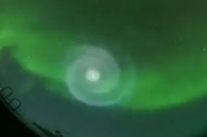 imagem de espiral que apareceu no céu do Alasca<!-- NICAID(15406344) -->