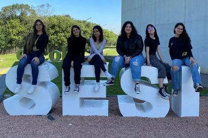 Alunas da Escola Sesi de Ensino Médio Albino Marques Gomes, de Gravataí, foram selecionadas para participar de simulações da ONU promovidas pelas universidades de Harvard e Yale, nos EUA. Ana Carolina Silveira, Isadora Urio, Júlia Santos, Geórgia Américo, Larissa Evaldt e Carolina Moura (da esquerda à direita) fazem parte da delegação aprovada no processo seletivo.<!-- NICAID(15552609) -->