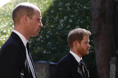 Britain's Prince William, Duke of Cambridge (L) and Britain's Prince Harry, Duke of Sussex follow the coffin during the ceremonial funeral procession of Britain's Prince Philip, Duke of Edinburgh to St George's Chapel in Windsor Castle in Windsor, west of London, on April 17, 2021. - Philip, who was married to Queen Elizabeth II for 73 years, died on April 9 aged 99 just weeks after a month-long stay in hospital for treatment to a heart condition and an infection. (Photo by Alastair Grant / various sources / AFP)<!-- NICAID(14761044) -->