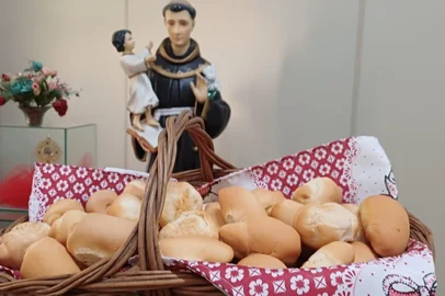 Imagens dos pães de Santo Antônio.<!-- NICAID(16304730) -->