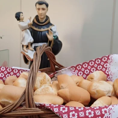 Imagens dos pães de Santo Antônio.<!-- NICAID(16304730) -->