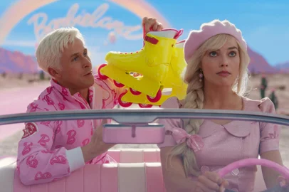 Ryan Gosling e Margot Robbie no filme Barbie (2023), de Greta Gerwig.<!-- NICAID(15484473) -->