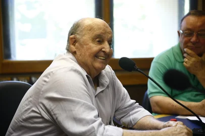 PORTO ALEGRE, RS, BRASIL, 17-12-2013: O ex-técnico e ex-zagueiro do Inter, Rubens Minelli e Elias Figueroa, em programa Sala de Redação da Rádio Gaúcha (FOTO FÉLIX ZUCCO/AGÊNCIA RBS, Editoria de Esportes).<!-- NICAID(10064355) -->
