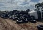 Carreta que transportava pneus tomba às margens da RS-135 na Região Norte