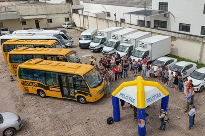 Entrega de Veículos escolares<!-- NICAID(16241343) -->