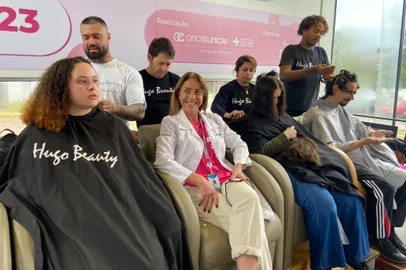 A terceira edição do Cabelaço, promovida pelo Hospital São Lucas da PUCRS, ocorre nesta segunda-feira (21), como parte das ações do Outubro Rosa. No evento, serão arrecadadas mechas de cabelo para a confecção de perucas destinadas a pacientes em tratamento oncológico. <!-- NICAID(15893894) -->