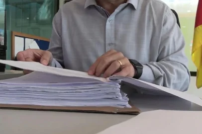 A Polícia Civil deflagou, nesta quarta-feira (7), uma operação que tem como alvo uma organização criminosa suspeita de aplicar o Golpe do Pix. A 8ª Delegacia de Polícia de Porto Alegre, responsável pela investigação, diz que identificou pelo menos 10 vítimas do grupo, com um prejuízo total que pode chegar a R$ 11 milhões.Segundo o delegado Juliano Ferreira, titular da 8ª DP, os golpistas alvos da ação, chamada de Operação Care, diziam à vítima que uma transferência de alto valor havia sido feita em sua conta e, por segurança, ela deveria enviar o dinheiro para uma "conta protegida" — que, na verdade, era dos próprios criminosos.<!-- NICAID(16031558) -->