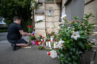 Mourner lays flowers outside the estate of late singer Tina Turner following the announcement of her death, in Kusnacht on May 25, 2023. Rock legend Tina Turner, the growling songstress who electrified audiences from the 1960s and went on to release hit records across five decades, has died at the age of 83 at the age of 83, a statement announced on May 24, 2023 (Photo by Fabrice COFFRINI / AFP)Editoria: ACELocal: KüsnachtIndexador: FABRICE COFFRINISecao: celebrityFonte: AFPFotógrafo: STF<!-- NICAID(15437827) -->