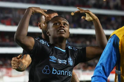 Gremio's forward Nathan Fernandes celebrates after scoring during the Copa Libertadores group stage first leg football match between Argentina's Estudiantes de La Plata and Brazil's Gremio at the Jorge Luis Hirschi Stadium in La Plata, Argentina, on April 23, 2024. (Photo by ALEJANDRO PAGNI / AFP)Editoria: SPOLocal: La PlataIndexador: ALEJANDRO PAGNISecao: soccerFonte: AFPFotógrafo: STR<!-- NICAID(15743436) -->