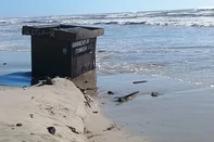 Ressaca no mar destrói quiosques no Litoral Norte <!-- NICAID(16184901) -->