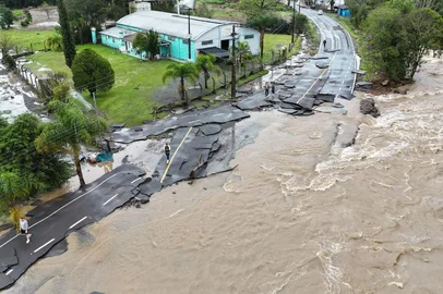 Três vias de Flores da Cunha estão totalmente bloqueadas e outras sete têm bloqueios parciais após a forte chuva que atingiu o município nesta segunda-feira (21), provocando alagamentos, deslizamentos e quedas de árvores e postes. Os acessos ao município, porém estão todos liberados. <!-- NICAID(16370619) -->