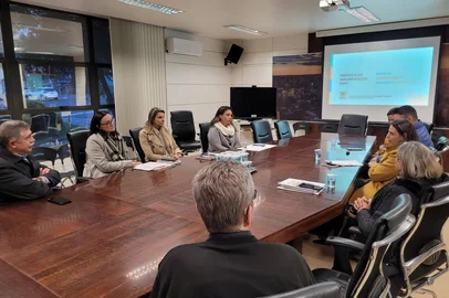 Como uma "evolução" do Núcleo de Apoio aos Profissionais da Educação (Nape), a prefeitura de Caxias do Sul lançou nesta terça-feira (17) o Núcleo de Acompanhamento Psicossocial da Educação (Naps). O grupo, com o mesmo intuito do antigo Nape, é voltado para o apoio psicossocial, promoção da saúde e qualidade de vida no trabalho para os profissionais da educação, e será coordenado pela secretaria da Educação (Smed) em parceria com a secretaria da Administração, Tecnologia e Inovação (Smati).<!-- NICAID(16061637) -->