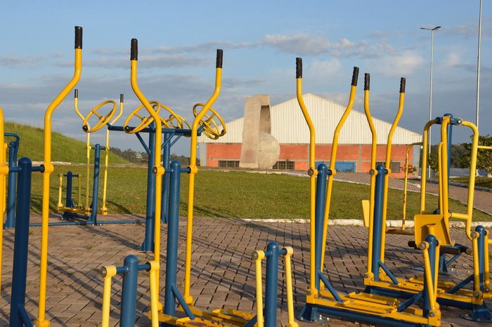 Obra vista de longe na praça de Sarandi