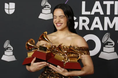 Latin Grammys Awards - Press RoomSpanish singer Rosalia poses with multiple awards and Album of the Year for "Motomani" during the 23rd Annual Latin Grammy awards at the Mandalay Bay's Michelob Ultra Arena in Las Vegas, Nevada, on November 17, 2022. (Photo by Ronda CHURCHILL / AFP)Editoria: ACELocal: Las VegasIndexador: RONDA CHURCHILLSecao: celebrityFonte: AFPFotógrafo: STR<!-- NICAID(15269077) -->
