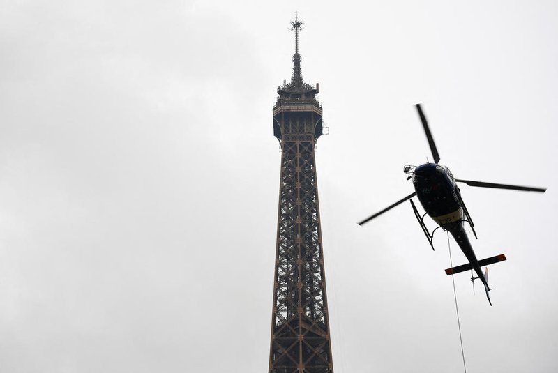 This photograph taken in Paris on March 15, 2022 shows a new antenna installed by a Eurocopter AS355N Ecureuil 2 at the top of the Eiffel Tower. (Photo by Christophe ARCHAMBAULT / AFP)Editoria: LIFLocal: ParisIndexador: CHRISTOPHE ARCHAMBAULTSecao: electronicsFonte: AFPFotógrafo: STF<!-- NICAID(15041765) -->