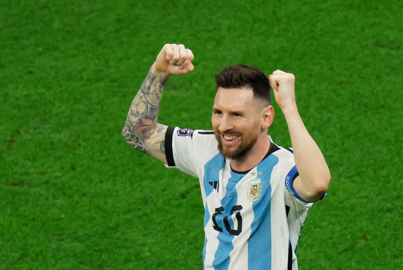 Argentina's forward #10 Lionel Messi celebrates scoring his team's first goal from the penalty spot during the Qatar 2022 World Cup football final match between Argentina and France at Lusail Stadium in Lusail, north of Doha on December 18, 2022. (Photo by Odd ANDERSEN / AFP)Editoria: SPOLocal: DohaIndexador: ODD ANDERSENSecao: soccerFonte: AFPFotógrafo: STF<!-- NICAID(15298472) -->