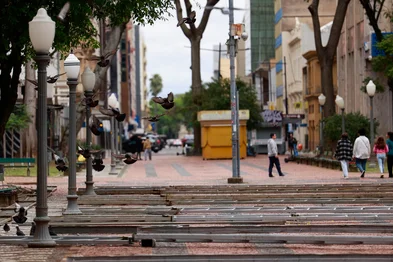 PORTO ALEGRE, RS, BRASIL, 12-10-2026:  A montagem da 72ª Feira do Livro de Porto Alegre começa na próxima segunda, 12, na Praça da Alfândega, preparando o tradicional espaço do Centro Histórico para receber o público entre 30 de outubro e 15 de novembro. Fotos: Duda Fortes/Grupo RBS<!-- NICAID(16385761) -->