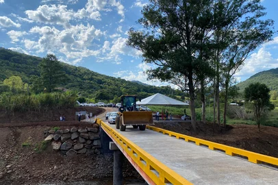 Ponte construída com recursos capitaneados pela iniciativa privada em Santa Tereza é inaugurada. Ela fica sobre o Arroio 22 e vai dar mais uma opção de ligação entre a área urbana e oito comunidades do interior do município.<!-- NICAID(15997146) -->