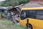 Ônibus cai em barranco e atinge residências na ERS-324, em Passo Fundo<!-- NICAID(15388690) -->