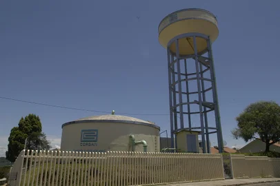 *** Corsan e prefeitura (Almir) ***Ato de asssinaturas de contratos para início de obras de ampliaçao de rede de distribuição de água,para os distritos de Tuiuti e São Valentim.Entrega de projetos de esgotamento sanitário.O encontro aconteceu no saguão da prefeitura,com a presença do dir.pres.da Corsan Mário Freitas e do prefeito Alcindo Gabrielli e lideranças locais.Na foto a ampliação da distribuidora de água,no bairro São Roque.<!-- NICAID(1167336) -->