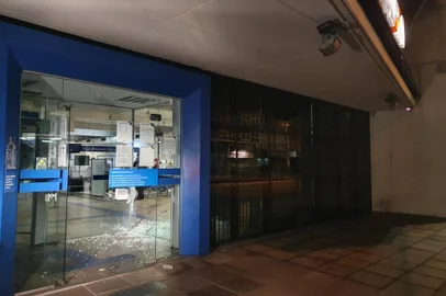 Agência da Caixa na Zona Sul de Porto Alegre é atacada<!-- NICAID(15105987) -->