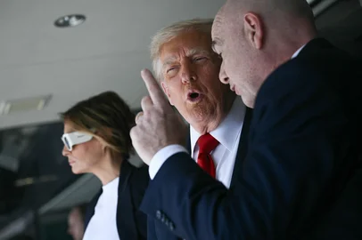US President Donald Trump speaks with FIFA President Gianni Infantino as First Lady Melania Trump looks on as they attend the 2025 FIFA Club World Cup final football match between England's Chelsea and France's Paris Saint-Germain at MetLife Stadium in East Rutherford, New Jersey, on July 13, 2025. (Photo by Brendan SMIALOWSKI / AFP)Editoria: POLLocal: East RutherfordIndexador: BRENDAN SMIALOWSKISecao: soccerFonte: AFPFotógrafo: STF<!-- NICAID(16079489) -->