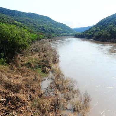 BENTO GONÇALVES, RS, BRASIL, 20/09/2023. Notícias falsas espalham que enchentes no Vale Taquari teriam ganhado força por conta das três usinas da Companhia Energética Rio das Antas (Ceran). Reportagem passa pelas usinas para desmentir notícia falsa e verificar o funcionamento das hidrelétricas. Na foto, estragos nas margens do rio da Antas, entre Bento Gonçalves e Veranópolis, próximo da ponte Ernesto Dornelles (Ponte do Rio das Antas), na RS-470. (Porthus Junior/Agência RBS)<!-- NICAID(15547018) -->