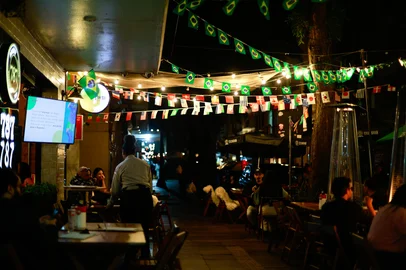 PORTO ALEGRE, RS, BRASIL, 06-06-2026: Como a Copa do Mundo influência o faturamento de bares e restaurantes em Porto Alegre. Bares na rua dos Andradas está enfeitada em clima de copa. Fotos: Duda Fortes/Agencia RBS<!-- NICAID(16301090) -->