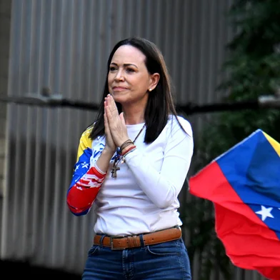 A líder da oposição venezuelana Maria Corina Machado gesticula enquanto faz um discurso durante um protesto convocado pela oposição na véspera da posse presidencial, em Caracas, em 9 de janeiro de 2025. A Venezuela está em suspense diante de manifestações convocadas tanto pela oposição quanto por apoiadores do governo. Machado saiu do esconderijo para liderar protestos em Caracas contra a posse de Nicolás Maduro para um terceiro mandato altamente controverso como presidente. (Foto de Federico PARRA / AFP)<!-- NICAID(15950721) -->