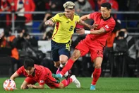 Colombia's Jorge Andres Carrascal Guardo (C) fights for the ball with South Korea's Kim Tae-hwan (R) and Hwang In-beom (L) during a friendly football match between South Korea and Colombia in Ulsan on March 24, 2023. (Photo by Jung Yeon-je / AFP)Editoria: SPOLocal: UlsanIndexador: JUNG YEON-JESecao: soccerFonte: AFPFotógrafo: STF<!-- NICAID(15455957) -->