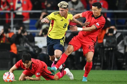 Colombia's Jorge Andres Carrascal Guardo (C) fights for the ball with South Korea's Kim Tae-hwan (R) and Hwang In-beom (L) during a friendly football match between South Korea and Colombia in Ulsan on March 24, 2023. (Photo by Jung Yeon-je / AFP)Editoria: SPOLocal: UlsanIndexador: JUNG YEON-JESecao: soccerFonte: AFPFotógrafo: STF<!-- NICAID(15455957) -->