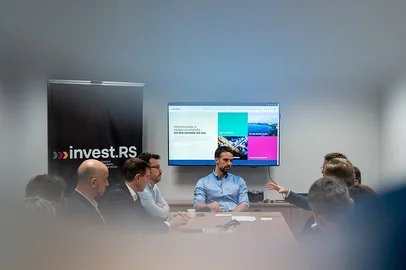 11.12.2024 - Leite visita sede da Invest RS e alinha ações da agência para 2025Porto Alegre, RS, Brasil - 11.12.2024 - Criada pelo governo do Estado para impulsionar a atração de investimentos e a promoção comercial do Rio Grande do Sul, a Invest RS recebeu nesta quarta-feira (11/12) a visita do governador Eduardo Leite. A agência iniciou a operação com trabalho presencial dos colaboradores há uma semana em um prédio comercial no bairro Praia de Belas, em Porto Alegre. Leite e os secretários da Casa Civil, Artur Lemos, e de Desenvolvimento Econômico, Ernani Polo, foram recebidos pelo presidente da Invest RS, Rafael Prikladnicki, e pelo corpo diretivo do órgão. Durante o encontro, foram alinhadas as primeiras ações previstas para 2025.Crédito: Mauricio Tonetto / Palácio Piratini