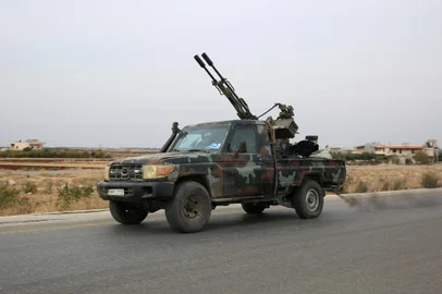 Forças antigovernamentais dirigem-se à cidade de al-Rastan, na província de Homs, no centro-oeste da Síria<!-- NICAID(15930874) -->
