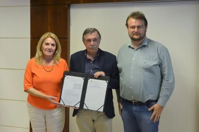 Sancionada lei que permite convênio entre a UCS e a prefeitura de Caxias do Sul para atendimento de animais. na foto, vice-prefeita Paula Ioris, prefeito Adiló Didomenico e secretário do meio ambiente, João Uez<!-- NICAID(15399221) -->